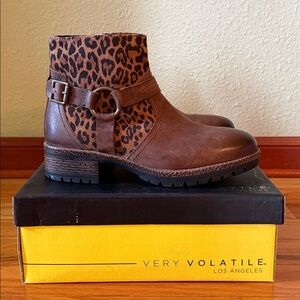 Very Volatile NWT Brown and Leopard Heeled Boots size 11